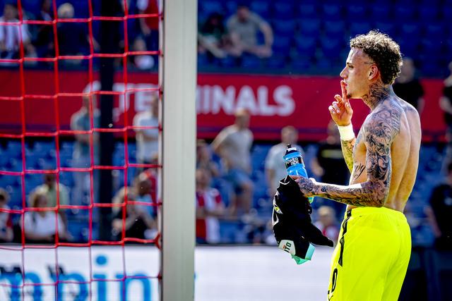 他脱掉了训, 但他只用掉 他脱掉了训, 但他只用掉