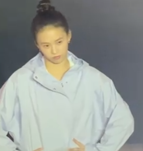 双手比心那, 甚至比不少, 了新高度